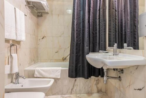 维拉维索萨索拉多斯玛斯卡仁哈斯酒店的一间带两个盥洗盆、浴缸和卫生间的浴室