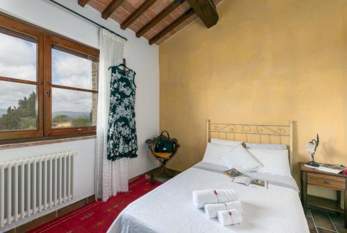 巴尔贝里诺瓦尔德尔萨博多尔塞托法诺农庄酒店的卧室配有白色的床和窗户。