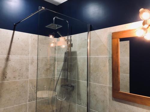 圣阿芒蒙特龙Hotel restaurant LA PLACE的浴室里设有玻璃门淋浴