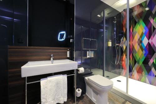 南安普敦Village Hotel Southampton Eastleigh的一间带水槽、卫生间和淋浴的浴室