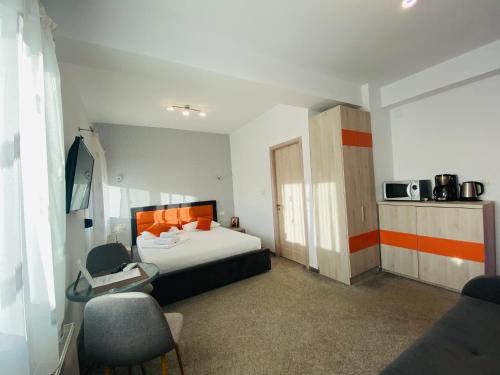 康斯坦察Orange House Constanta的酒店客房带一张床和一台微波炉