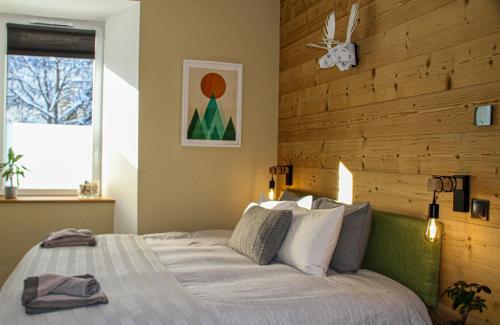 夏蒙尼-勃朗峰Apartment Maya, La Praz, Chamonix Mont Blanc的一间卧室配有一张木墙床