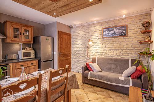 兰斯勒维拉德La Soldanelle的厨房以及带沙发和桌子的客厅。