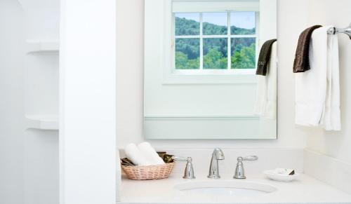 伍德斯托克伍德斯托克夏尔酒店的浴室水槽、镜子和窗户