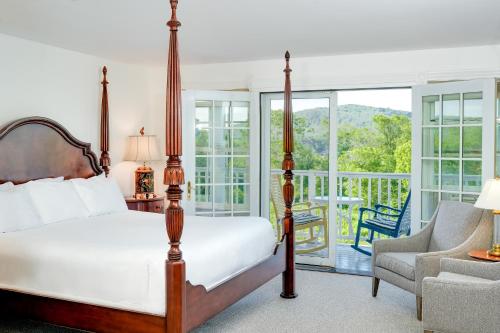伍德斯托克伍德斯托克夏尔酒店的一间卧室设有一张床和一个阳台