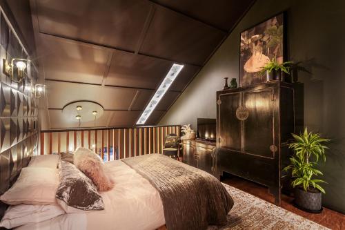 怀希比奇The Barn, designers dream beach hideaway的一间卧室配有一张大床和木制床头板