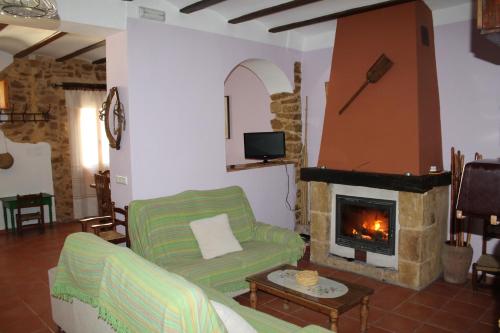 BenisiliCasa Rural Ca Ferminet & Cabañas de montaña La Garriga的带沙发和壁炉的客厅