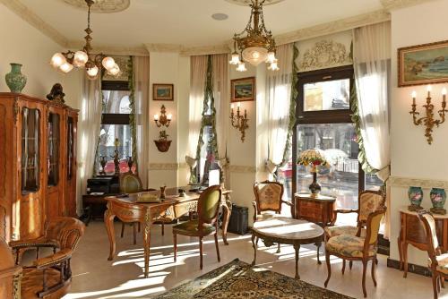 瓦尔纳Royal Hotel的客厅配有桌椅