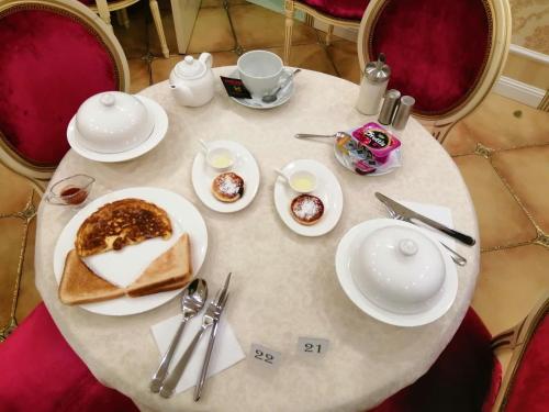 克拉斯诺达尔Гостиница Альвита Краснодар Центр的一张白色桌子,上面放着食物板