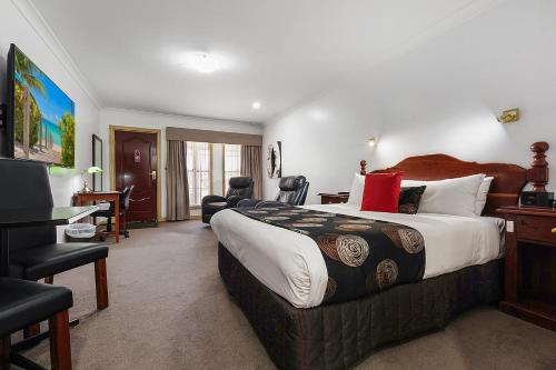伊丘卡格鲁吉亚汽车旅馆 的酒店客房设有一张大床和一张书桌。