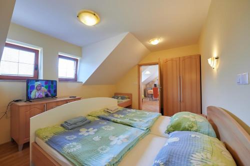 LjubnoTourist farm Kolar的一间卧室配有一张床和一台电视。