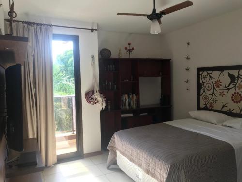 巴西利亚Flat em Resort incrivel a 10 min da Esplanada, STF e PGR的一间卧室设有一张床和一个滑动玻璃门