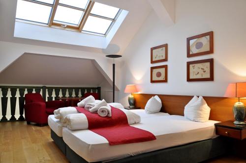 洛克特Hotel U Bílého koně的一间卧室配有一张带红色毯子的大床