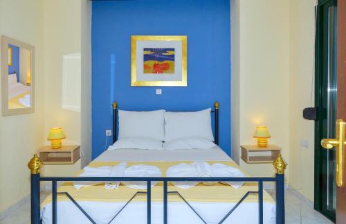 尼基季Eva's Houses Nikiti的一间蓝色卧室,配有带2个床头柜的床