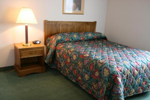 实惠套房落基山酒店客房内的一张或多张床位