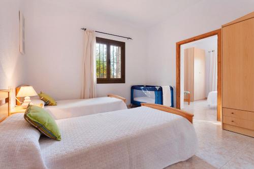 马拉特克西Villa Viana-Cladera的一间卧室配有两张床和镜子