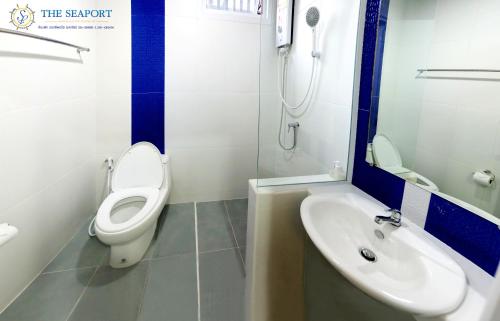 Samut SakhonTHE SEAPORT Hotel โรงแรมเดอะซีพอร์ต的一间带卫生间和水槽的浴室