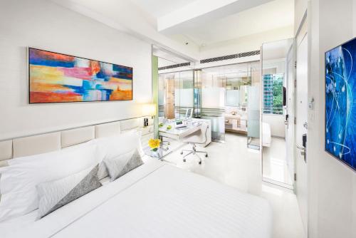 香港富荟湾仔酒店的一间带白色床的卧室和一间浴室