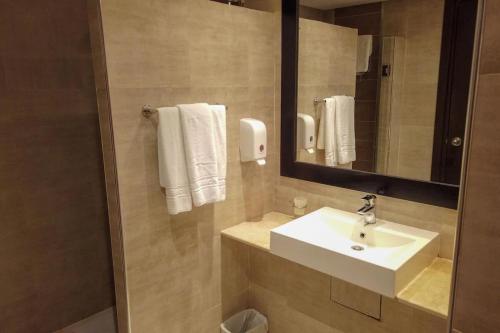 米多恩Fiesta Beach Djerba的浴室配有盥洗盆、镜子和毛巾
