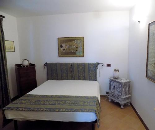 马里纳迪马萨Casa Nuccia的一间小卧室,配有一张床和一张桌子
