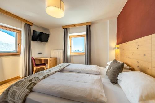 卡纳泽伊库尔拉娜酒店的酒店客房设有两张床和电视。
