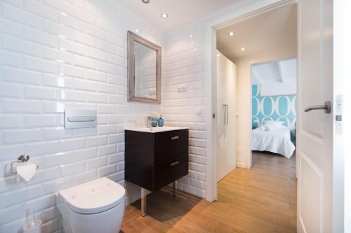 巴塞罗那维奥莱塔精品酒店的白色的浴室设有卫生间和镜子