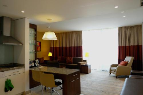 贝鲁特Staybridge Suites Beirut, an IHG Hotel的酒店客房设有厨房和客厅。