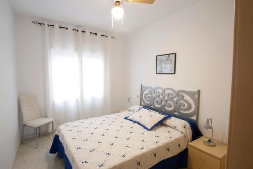 坎布里尔斯Casa Rosales 5的卧室配有床、椅子和窗户。