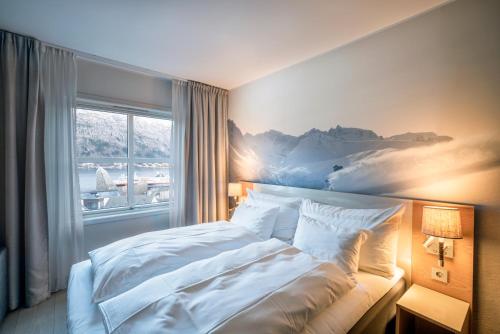 翁达尔斯内斯Grand Hotel - by Classic Norway Hotels的一间卧室配有一张壁画床