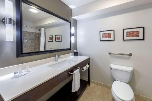 尼尔尤尼威尔索尔康福特茵酒店 - 北好莱坞 - 伯班克的一间浴室