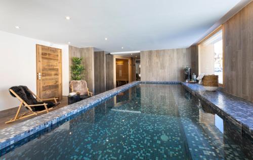 莱德萨阿尔卑斯TERRESENS - Neige et Soleil的一个带客房的酒店客房内的无边游泳池