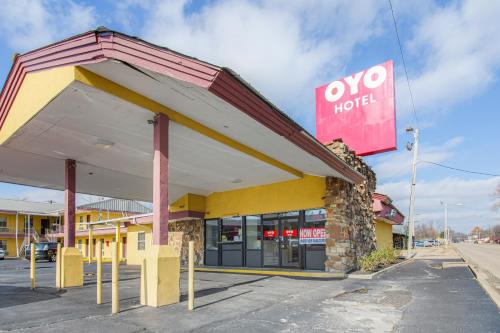 布莱斯维尔OYO Hotel Blytheville AR I-55的诺奥酒店大楼,上面有标志