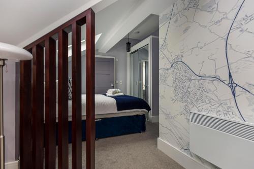 韦克菲尔德Luxury Loft Apartment by Bootique Wakefield的卧室配有一张壁挂图床