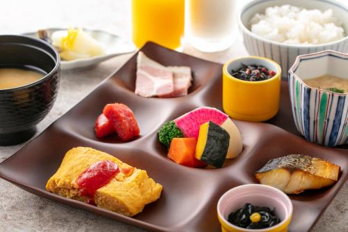 东京Hotel Cadenza Tokyo的一种带有不同食物的棕色食物