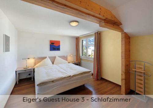 格林德尔瓦尔德Aparthotel Eiger *** - Grindelwald的一间卧室设有一张床和一个窗口