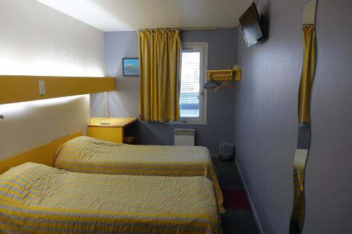 伊斯内斯Fasthotel Bordeaux Eysines的小房间设有两张床和窗户