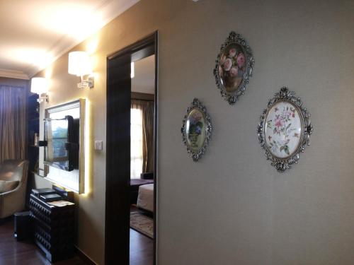 古尔冈普拉齐奥酒店的客厅墙上的三面镜子
