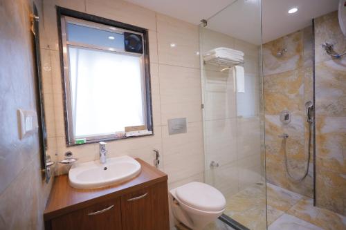 加尔各答The Avenue Hotel Ballygunge的浴室配有卫生间、盥洗盆和淋浴。