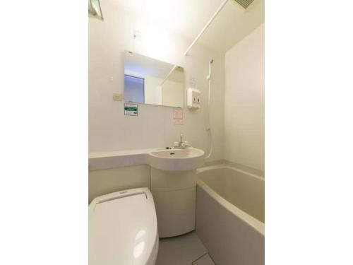 横滨R&B Hotel Shin Yokohama Ekimae - Vacation STAY 14693v的浴室配有卫生间、盥洗盆和浴缸。