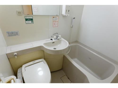 福冈R&B Hotel Hakata Ekimae 1 - Vacation STAY 16389v的一间带卫生间和水槽的小浴室