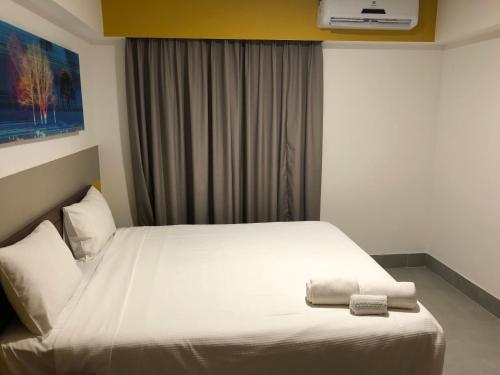 奥林匹亚Apto Master em Olímpia Park Resort的一间卧室配有一张床,上面有两条毛巾