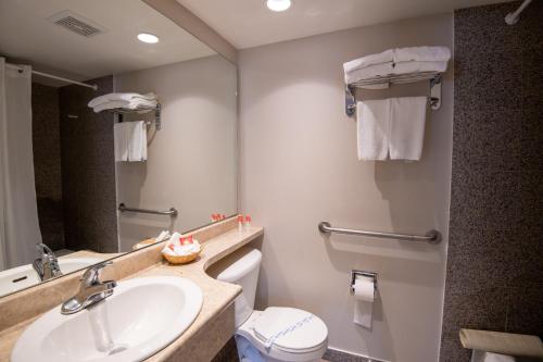 乔治王子城Canadas Best Value Inn-Prince George的一间带水槽、卫生间和镜子的浴室