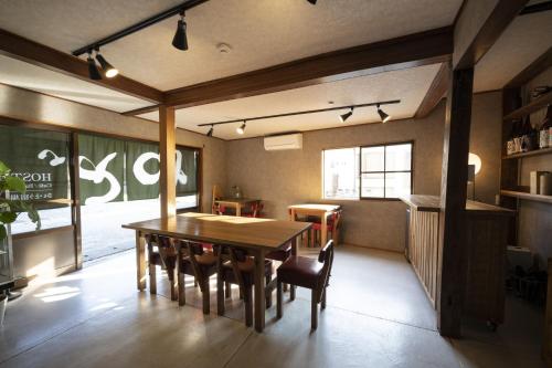 SonogiSaitosyukuba的一间带木桌和椅子的用餐室