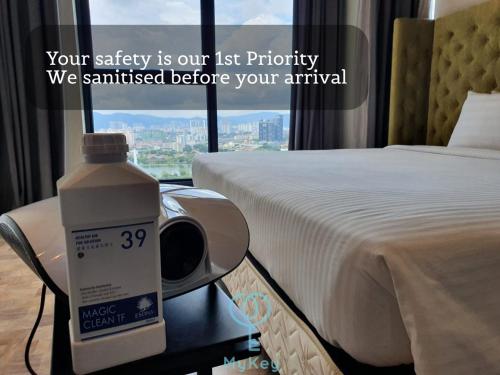 吉隆坡星汇吉隆坡型格麦基全球公寓式酒店的睡床旁边的桌子上放一瓶牛奶