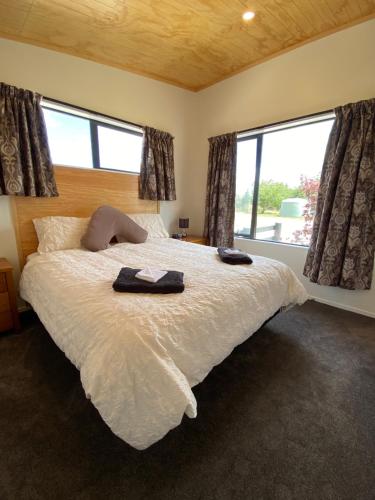 纳尔逊Country Retreats on Ranzau 1的一间卧室配有一张床,上面有两条毛巾