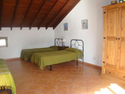 克鲁兹·德·特赫达特赫达乡村景观度假屋的一间客房内配有两张床的房间