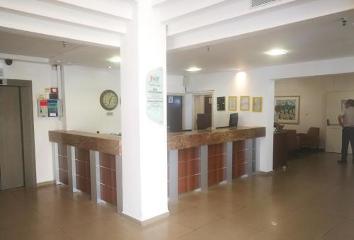 提比里亚阿斯托利亚加利利酒店 的医院大厅,房间有一个柜台