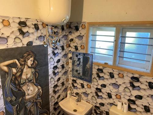 奇克马格尔Trippr Chikkamagaluru的浴室墙上有一幅女人的画