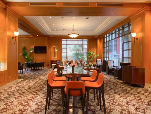 中和珑山林台北中和饭店的酒店大堂设有桌椅