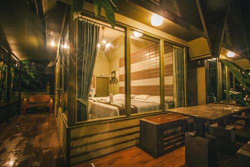 拜县拜县帕纳丽自然精品酒店的一间卧室配有一张床和一面大镜子